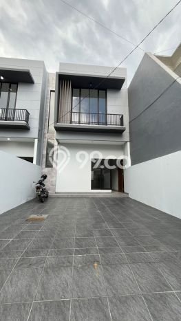 Rumah Luas Asri 3 KT Siap Huni di Mulyosari Surabaya Rumah Luas Asri 3 KT Siap Huni di Mulyosari Surabaya