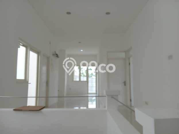 Rumah Elit Modern Tanpa Renovasi di Pakuwon Surabaya Rumah Elit Modern Tanpa Renovasi di Pakuwon Surabaya