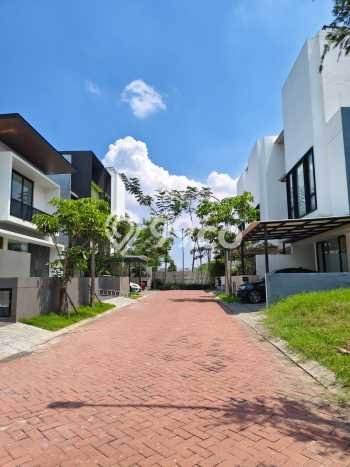 Rumah Mewah LB 200m2 Siap Pakai Desain Elegan di Darmo permai, Surabaya Rumah Mewah LB 200m2 Siap Pakai Desain Elegan di Darmo permai, Surabaya
