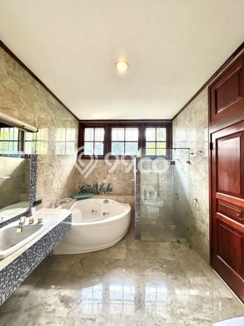 Disewakan Rumah Bagus di Kebayoran Baru Harga Rp 1,2 Miliar/ Tahun Disewakan Rumah Bagus di Kebayoran Baru Harga Rp 1,2 Miliar/ Tahun