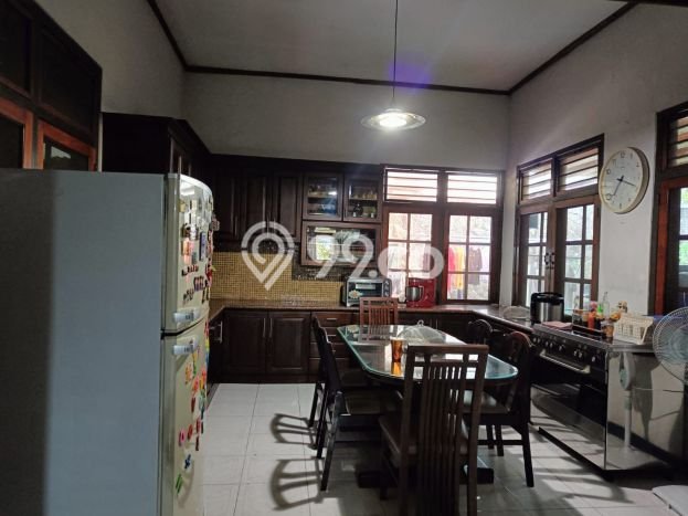 SIAP HUNI! Rumah Asri area Gayungan, Luas 384m2m² LB 300m2m² SIAP HUNI! Rumah Asri area Gayungan, Luas 384m2m² LB 300m2m²