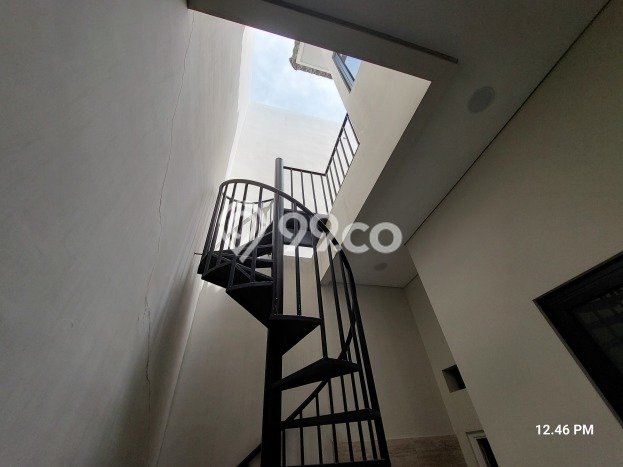 Rumah Strategis Modern Lb 145m2 di Tenggilis Mejoyo, Surabaya Rumah Strategis Modern Lb 145m2 di Tenggilis Mejoyo, Surabaya
