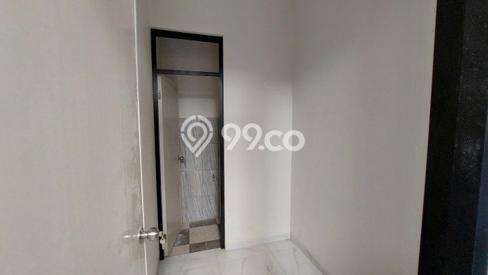 Dijual Rumah 5 Kamar Lokasi Ideal Bagus dan Strategis di Rungkut Dijual Rumah 5 Kamar Lokasi Ideal Bagus dan Strategis di Rungkut
