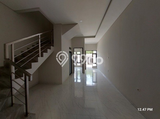 Rumah Strategis Modern Lb 145m2 di Tenggilis Mejoyo, Surabaya Rumah Strategis Modern Lb 145m2 di Tenggilis Mejoyo, Surabaya