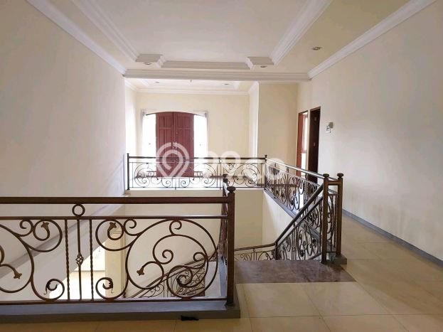 Hunian Mewah LB 500m2 Siap Huni Desain Elegan di Pakuwon Indah, Surabaya Hunian Mewah LB 500m2 Siap Huni Desain Elegan di Pakuwon Indah, Surabaya