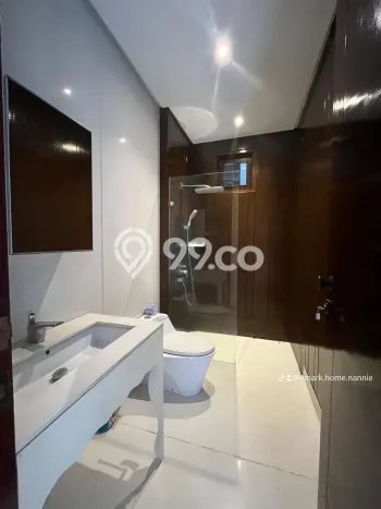 Rumah Elit Modern Tanpa Renovasi di Pondok Indah Jakarta Selatan Rumah Elit Modern Tanpa Renovasi di Pondok Indah Jakarta Selatan