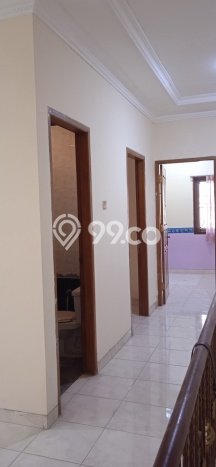 Rumah di Taman Ratu, 5 KT, Lingkungan Strategis, LT 120m² LB 250m² Rumah di Taman Ratu, 5 KT, Lingkungan Strategis, LT 120m² LB 250m²