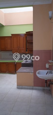 Rumah di Taman Ratu, 5 KT, Lingkungan Strategis, LT 120m² LB 250m² Rumah di Taman Ratu, 5 KT, Lingkungan Strategis, LT 120m² LB 250m²