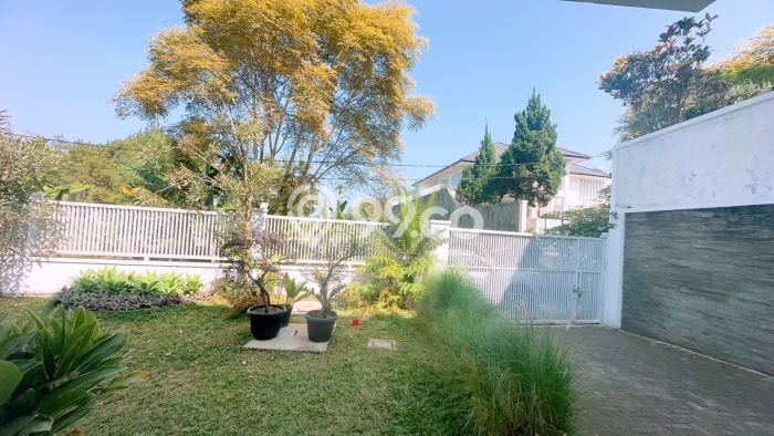 Rumah Elit Modern Tanpa Renovasi di Setiabudi Bandung Rumah Elit Modern Tanpa Renovasi di Setiabudi Bandung