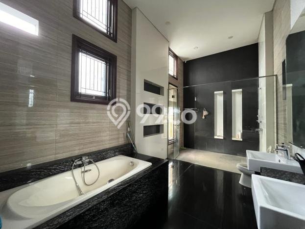 Rumah Luxury Modern Tanpa Renovasi di Pakuwon Indah Surabaya Rumah Luxury Modern Tanpa Renovasi di Pakuwon Indah Surabaya