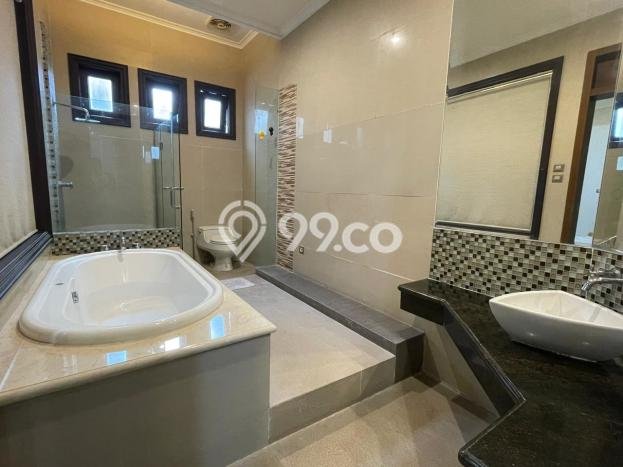 Rumah Luxury Modern Tanpa Renovasi di Pakuwon Indah Surabaya Rumah Luxury Modern Tanpa Renovasi di Pakuwon Indah Surabaya
