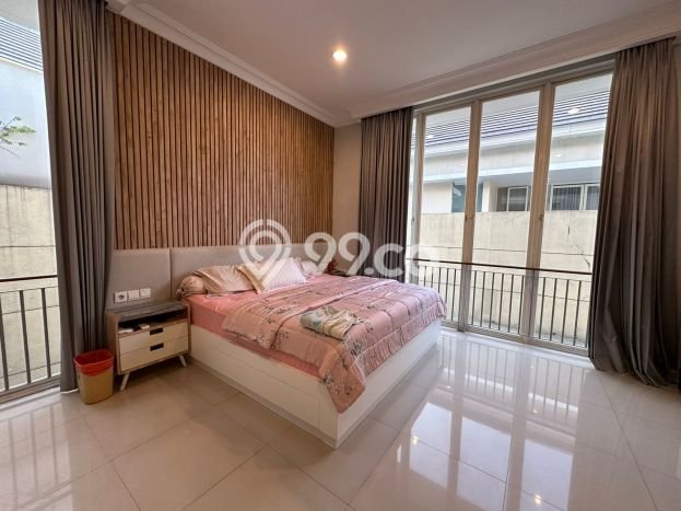 Rumah Mewah LB 285m2 Siap Huni Desain Elegan di Pakuwon Indah, Surabaya Rumah Mewah LB 285m2 Siap Huni Desain Elegan di Pakuwon Indah, Surabaya