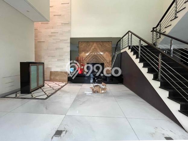 Rumah Luxury Modern Tanpa Renovasi di Pakuwon Indah Surabaya Rumah Luxury Modern Tanpa Renovasi di Pakuwon Indah Surabaya