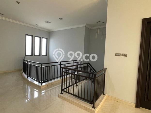 Rumah Luxury Modern Tanpa Renovasi di Pakuwon Indah Surabaya Rumah Luxury Modern Tanpa Renovasi di Pakuwon Indah Surabaya