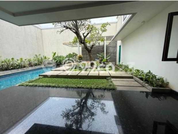 Rumah Elit Modern Tanpa Renovasi di Graha Surabaya Rumah Elit Modern Tanpa Renovasi di Graha Surabaya