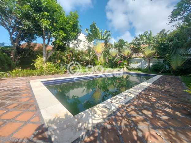 Rumah Asri area Nusa Dua, 7 KT, Lingkungan Strategis, LT 1249m² Bangunan 1338m² Rumah Asri area Nusa Dua, 7 KT, Lingkungan Strategis, LT 1249m² Bangunan 1338m²