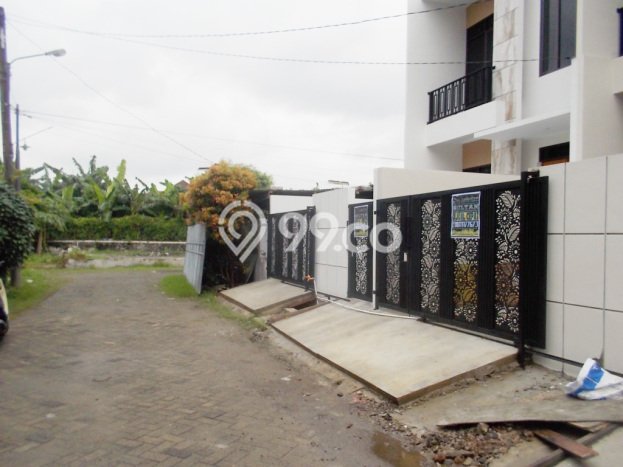 Rumah Luas Asri 3 KT Siap Pakai di harapan indah Bekasi Rumah Luas Asri 3 KT Siap Pakai di harapan indah Bekasi