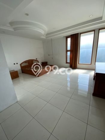 Rumah Nyaman di , 1 KM, Area Tenang, LT 430m2m² Bangunan 300m2m² Rumah Nyaman di , 1 KM, Area Tenang, LT 430m2m² Bangunan 300m2m²