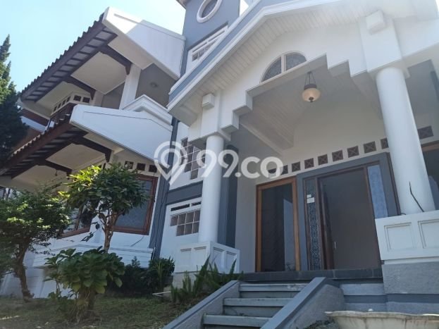 Rumah Nyaman di Sarijadi, 4 KT, Area Strategis, Luas 300m2m² Bangunan 250m2m² Rumah Nyaman di Sarijadi, 4 KT, Area Strategis, Luas 300m2m² Bangunan 250m2m²