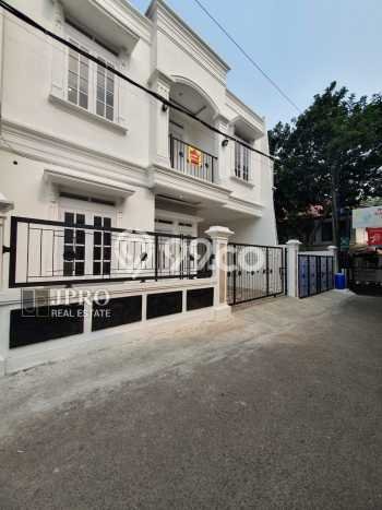 For Sale Rumah 4 Kamar Lokasi Ideal Nyaman dan Strategis di Jagakarsa For Sale Rumah 4 Kamar Lokasi Ideal Nyaman dan Strategis di Jagakarsa