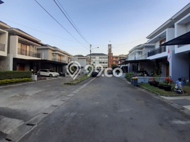 Rumah Mewah LB 200m2 Siap Pakai Desain Elegan di Cikutra, Bandung Rumah Mewah LB 200m2 Siap Pakai Desain Elegan di Cikutra, Bandung
