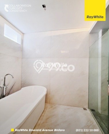 Rumah Elit Modern Tanpa Renovasi di Pondok Indah Jakarta Selatan Rumah Elit Modern Tanpa Renovasi di Pondok Indah Jakarta Selatan