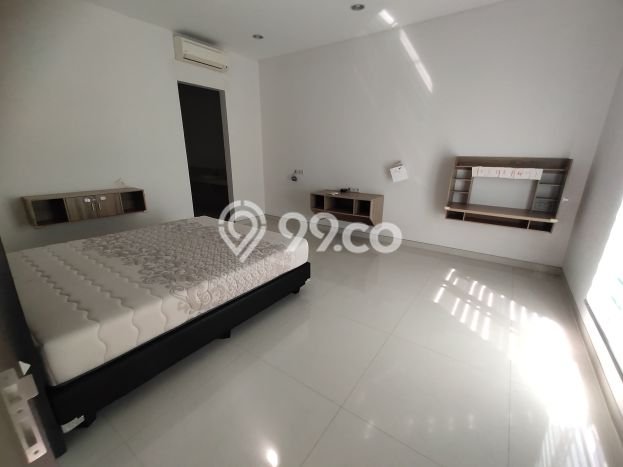 For Sale! Luxury House LT 239m2 Desain Modern di Pakuwon City For Sale! Luxury House LT 239m2 Desain Modern di Pakuwon City