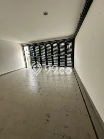 Disewakan! Rumah 3 Kamar Tidur &
3 Kamar Mandi di Pantai Indah Kapuk 2, Jakarta Utara Disewakan! Rumah 3 Kamar Tidur &
3 Kamar Mandi di Pantai Indah Kapuk 2, Jakarta Utara