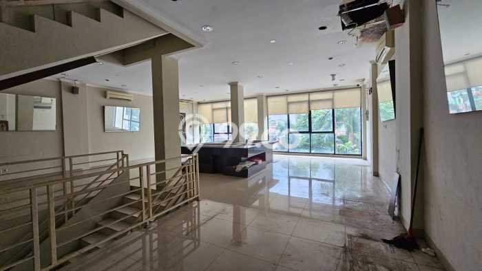 Untuk Dijual Ruko di Kebon Jeruk Jakarta Barat LT 124m2 / LB 295m2 Untuk Dijual Ruko di Kebon Jeruk Jakarta Barat LT 124m2 / LB 295m2