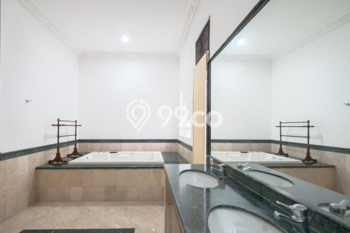Lokasi terbaik! Rumah siap huni disewakan di Cilandak LB 1200m2 Lokasi terbaik! Rumah siap huni disewakan di Cilandak LB 1200m2