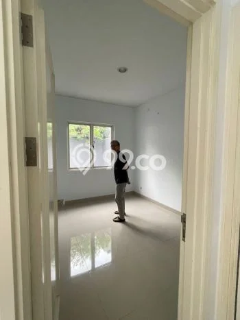 Disewakan! Rumah 2 Kamar Tidur &
1 Kamar Mandi di Suvarna Sutera, Tangerang Disewakan! Rumah 2 Kamar Tidur &
1 Kamar Mandi di Suvarna Sutera, Tangerang