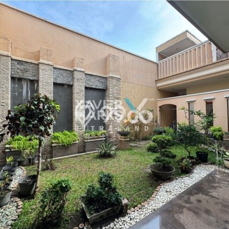 Rumah Elit Modern Tanpa Renovasi di Pakuwon Indah Surabaya Rumah Elit Modern Tanpa Renovasi di Pakuwon Indah Surabaya