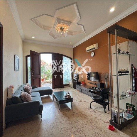 Rumah Elit Modern Tanpa Renovasi di Pakuwon Indah Surabaya Rumah Elit Modern Tanpa Renovasi di Pakuwon Indah Surabaya