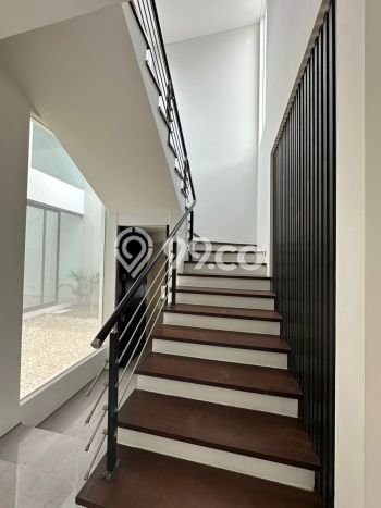 Rumah Mewah LB 350m2 Siap Huni Desain Elegan di Graha, Surabaya Rumah Mewah LB 350m2 Siap Huni Desain Elegan di Graha, Surabaya