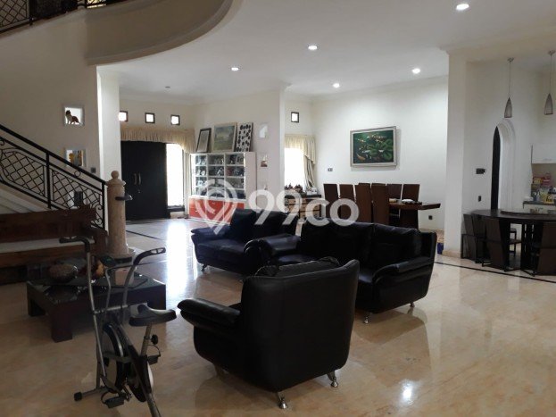 Jual Rumah Mewah Megah Dengan View Eksklusif di Graha, Surabaya Jual Rumah Mewah Megah Dengan View Eksklusif di Graha, Surabaya