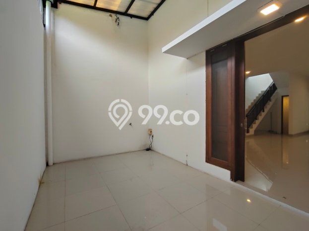 Rumah Luas Asri 3 KT Siap Pakai di Cirendeu Jakarta Selatan Rumah Luas Asri 3 KT Siap Pakai di Cirendeu Jakarta Selatan