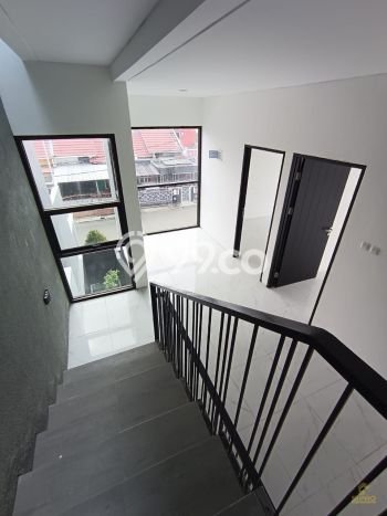 Hunian Elit LB 182m2 Siap Pakai Desain Elegan di Cipadu, Tangerang Hunian Elit LB 182m2 Siap Pakai Desain Elegan di Cipadu, Tangerang