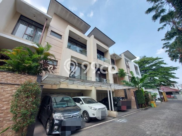 Rumah Elit Modern Tanpa Renovasi di Lebak Bulus Jakarta Selatan Rumah Elit Modern Tanpa Renovasi di Lebak Bulus Jakarta Selatan