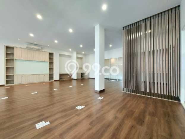 Ruko Dijual di Prime Area Jakarta Selatan Luas 305m2 Ruko Dijual di Prime Area Jakarta Selatan Luas 305m2