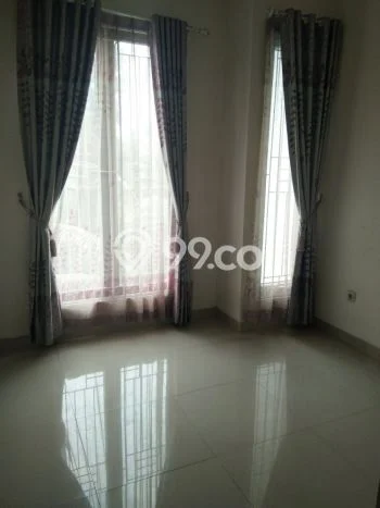 Disewakan! Rumah 3 Kamar Tidur &
2 Kamar Mandi di Citra Grand, Jakarta Timur Disewakan! Rumah 3 Kamar Tidur &
2 Kamar Mandi di Citra Grand, Jakarta Timur