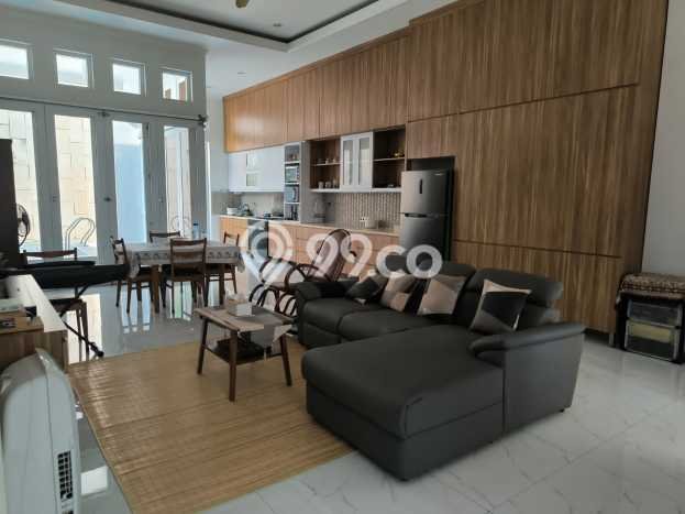 Rumah Elit Modern Tanpa Renovasi di Kota Wisata Jakarta Timur Rumah Elit Modern Tanpa Renovasi di Kota Wisata Jakarta Timur