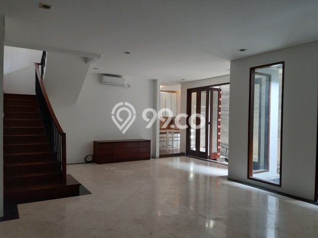 LOKASI STRATEGIS! Rumah kawasan Kemang, Dekat Stasiun, 4 KT, LT 240m² Bangunan 300m² LOKASI STRATEGIS! Rumah kawasan Kemang, Dekat Stasiun, 4 KT, LT 240m² Bangunan 300m²