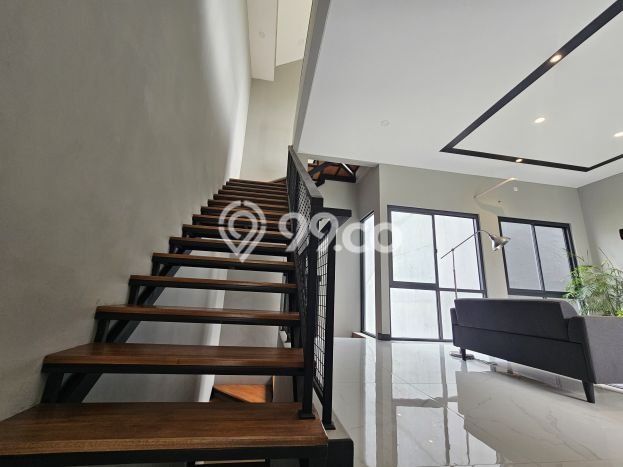 Jual Cepat Rumah dengan 4 Kamar Tidur dan 5 Kamar Mandi di Area BSD, Tangerang Selatan Jual Cepat Rumah dengan 4 Kamar Tidur dan 5 Kamar Mandi di Area BSD, Tangerang Selatan