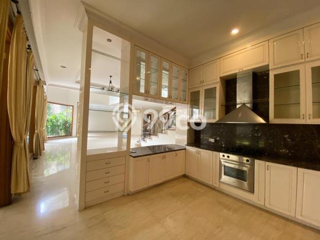 Rumah di , Akses ke Pusat Kota, 4 KM, LT 650m2m² Bangunan 700m2m² Rumah di , Akses ke Pusat Kota, 4 KM, LT 650m2m² Bangunan 700m2m²