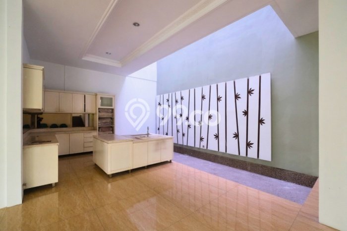 Rumah Mewah LB 1000m2 Siap Pakai Desain Elegan di Pondok Indah, Jakarta Selatan Rumah Mewah LB 1000m2 Siap Pakai Desain Elegan di Pondok Indah, Jakarta Selatan
