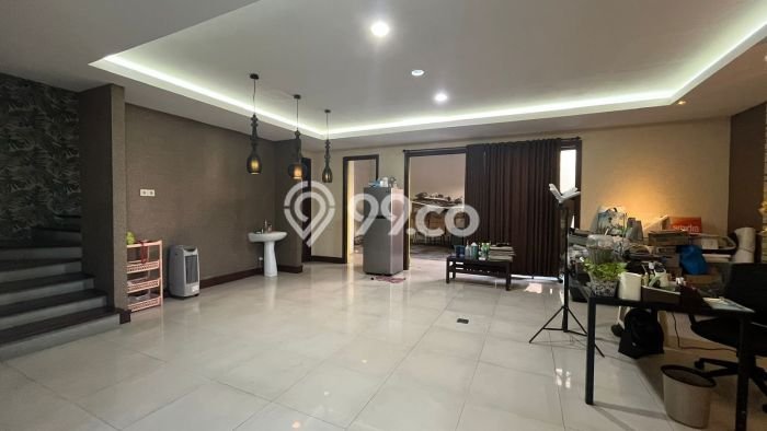 Rumah Elit Modern Tanpa Renovasi di Graha Surabaya Rumah Elit Modern Tanpa Renovasi di Graha Surabaya