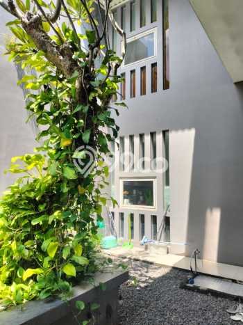 Rumah Mewah LB 200m2 Siap Huni Desain Elegan di Citraland, Surabaya Rumah Mewah LB 200m2 Siap Huni Desain Elegan di Citraland, Surabaya