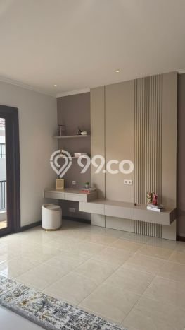 Rumah Elit Modern Tanpa Renovasi di Graha Surabaya Rumah Elit Modern Tanpa Renovasi di Graha Surabaya