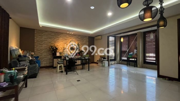 Rumah Elit Modern Tanpa Renovasi di Graha Surabaya Rumah Elit Modern Tanpa Renovasi di Graha Surabaya