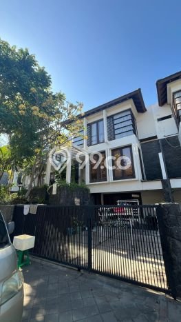 Rumah Elit Modern Tanpa Renovasi di Graha Surabaya Rumah Elit Modern Tanpa Renovasi di Graha Surabaya